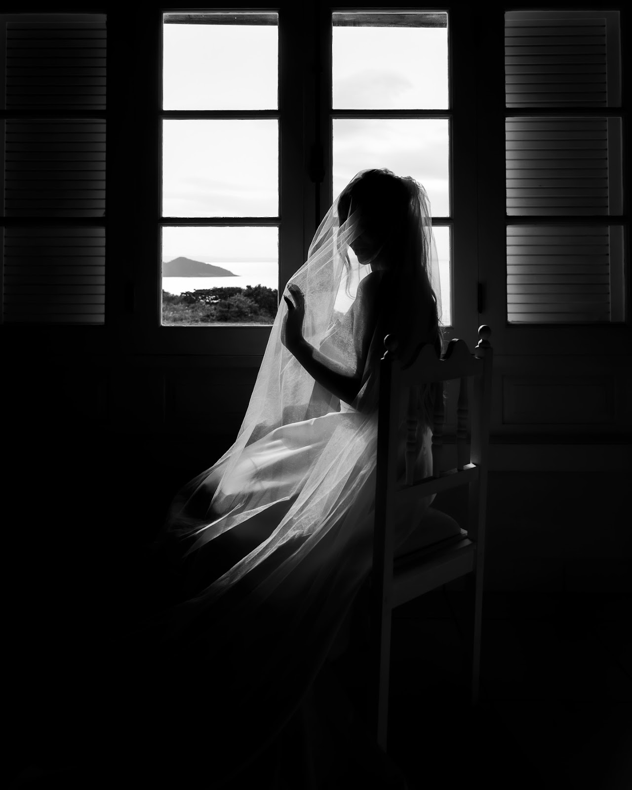 Noiva em cena de casamento com luz dramática em preto e branco