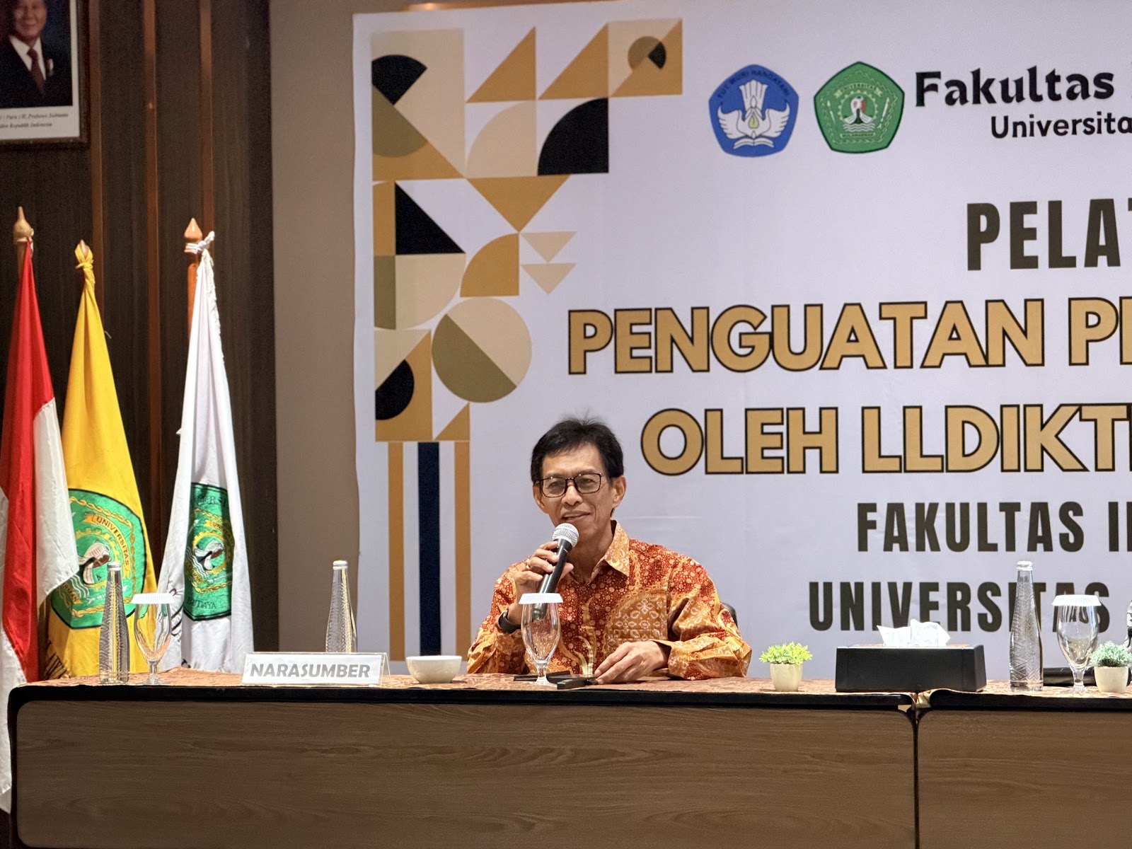 Pemaparan Materi oleh Kepala LLDIKTI Wilayah XI Dr. Drs. Muhammad Akbar, M.Si.