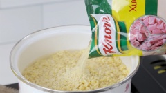 Nhân bánh chưng xanh: Chọn đậu xanh không vỏ (đậu xanh cà vỏ). Đem ngâm đậu xanh 4 tiếng hoặc qua đêm cho nở. Đổ đậu ra và để ráo nước, cho vào nồi luộc với 200ml nước, thêm 1 muỗng canh hạt nêm khoảng 5 phút cho đậu mềm. Nghiền đậu xanh đã nấu chín bằng muỗng cho thật nhuyễn mịn.