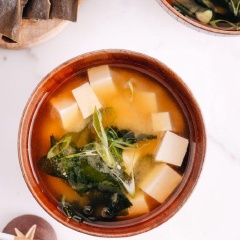 Để có một chén canh miso rong biển đậu hũ chuẩn Nhật cũng không quá khó phải không nào. Bạn chỉ cần có một hũ tương miso có thể mua ở các siêu thị hoặc cửa hàng bán đồ Nhật, một miếng đậu hũ trắng cùng tảo bẹ và rong biển. Món canh miso thơm lừng, đậm đà hương vị, không những dễ nấu mà còn rất tốt cho sức khỏe, cũng như hệ thống tiêu hóa của bạn nhờ vào phần men vi sinh có trong tương đấy. Nhanh tay lưu lại cách nấu canh miso và làm cho cả nhà ăn bạn nhé.
