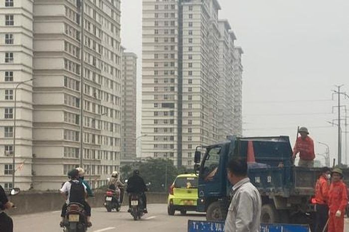 Đồng loạt ra quân chỉnh trang hệ thống kết cấu hạ tầng giao thông đường bộ - Báo Hà Nội Mới