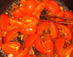 Phi thơm tỏi băm với 2 muỗng canh dầu ăn trong chảo, cho cà chua vào, xào khoảng 5 phút.