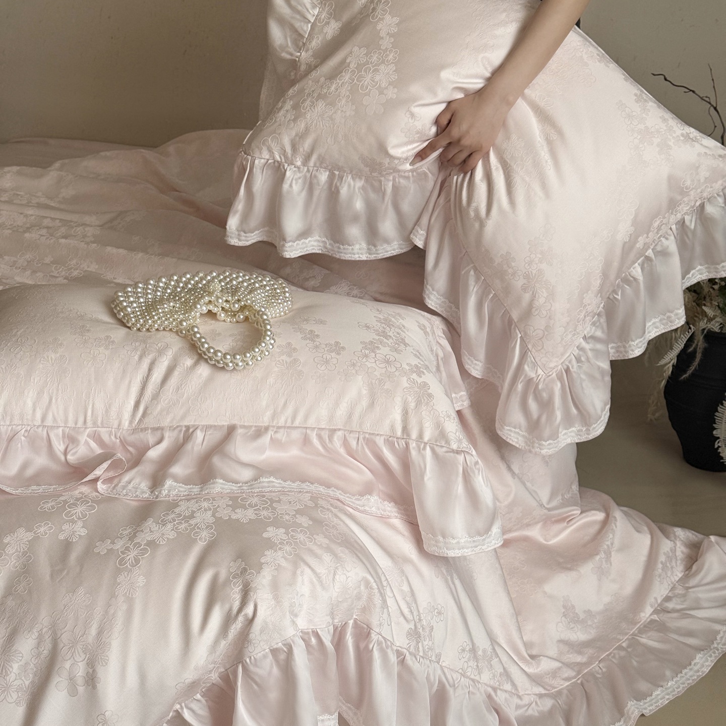 Cotton bedding set with jacquard weave and ruffles