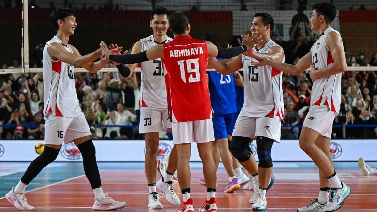 Para pemain Timnas Voli Putra Indonesia saat menjalani sesi latihan persiapan menghadapi laga uji coba internasional.