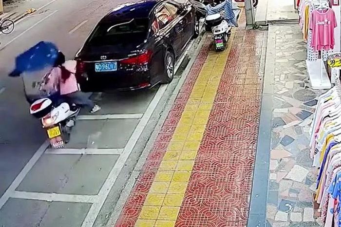 Bé gái vô tình vặn tay ga khiến xe máy lao thẳng vào ô tô - Tạp chí Doanh Nghiệp Việt Nam
