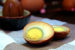 Bạn có thể dùng ngay hoặc ngâm trứng trong ngăn mát tủ lạnh 1 lúc trước bữa cơm nhé! Món trứng luộc ngâm nước tương thơm ngon với cách làm đơn giản, nguyên liệu rẻ và dễ tìm, hứa hẹn mang đến bữa cơm ngon miệng cho cả nhà.