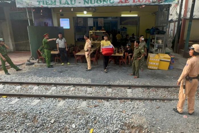 Liều lĩnh dựng lều cạnh đường sắt để... mở quán ở TP HCM - Báo Tri thức &amp; Cuộc sống
