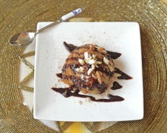 Cho kem ra đĩa, rắc thêm bột quế, đường, chocolate đen đã tan chảy và hạnh nhân trước khi ăn.