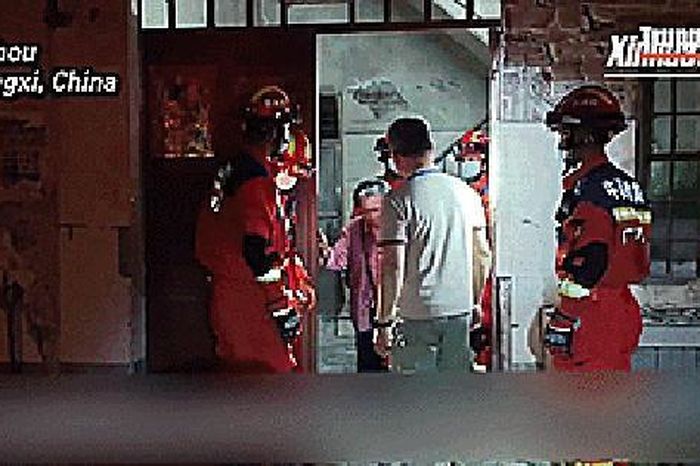 Động đất ở Trung Quốc, nhà cửa đổ sập, đã có người thiệt mạng - Báo Người Lao Động
