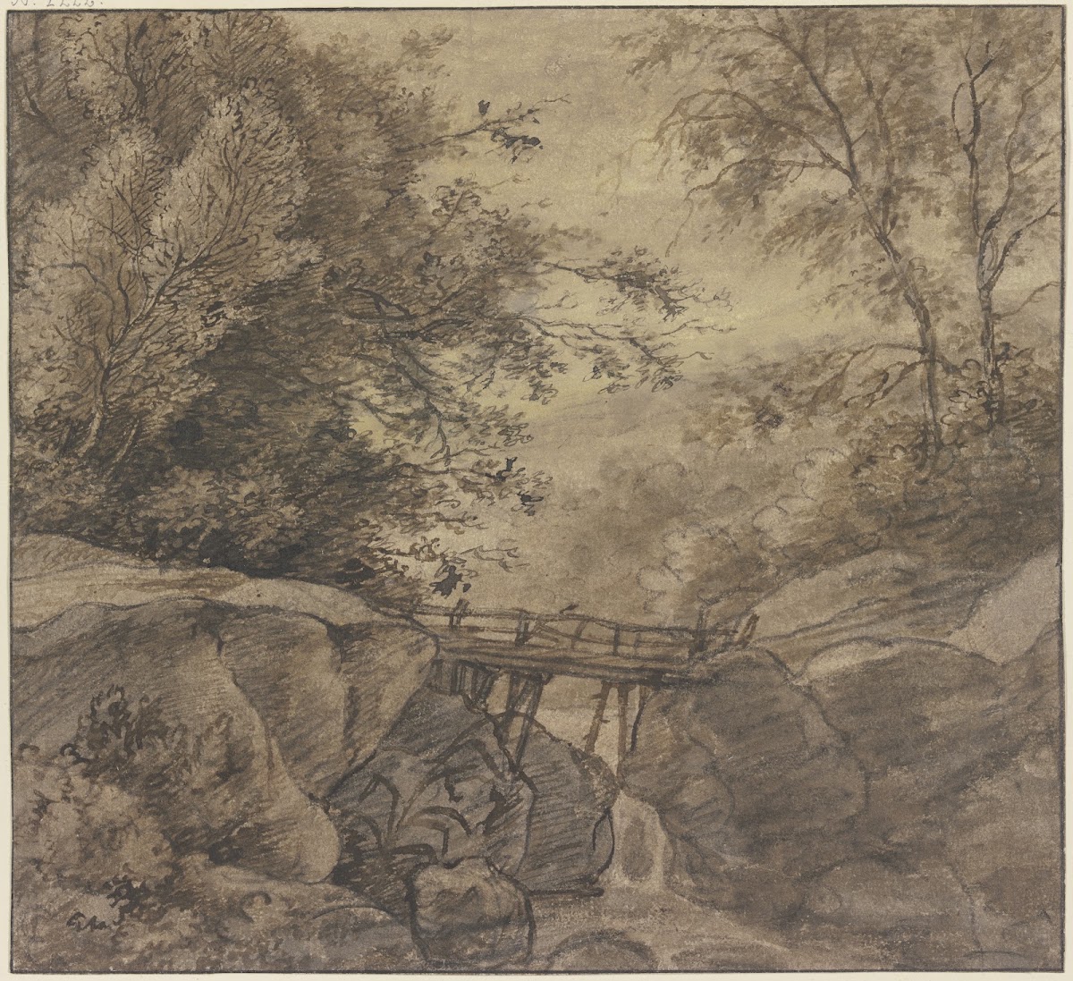 Waldbach der über Felsen stürzt über die eine Holzbrücke führt