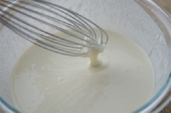 Bột mì trộn cùng với 1 muỗng canh giấm, tỏi băm, 1/2 muỗng canh đường và 1/2 muỗng canh muối. Thêm phần nước luộc hải sản vào trộn đều cho bột mịn và hơi lỏng.