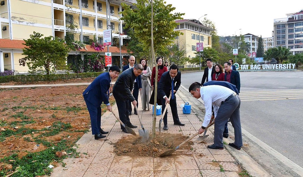 Trường Đại học Tây Bắc tổ chức trồng cây hưởng ứng "Tết trồng cây đời đời nhớ ơn Bác Hồ" nhân dịp Xuân Bính Ngọ 2026
