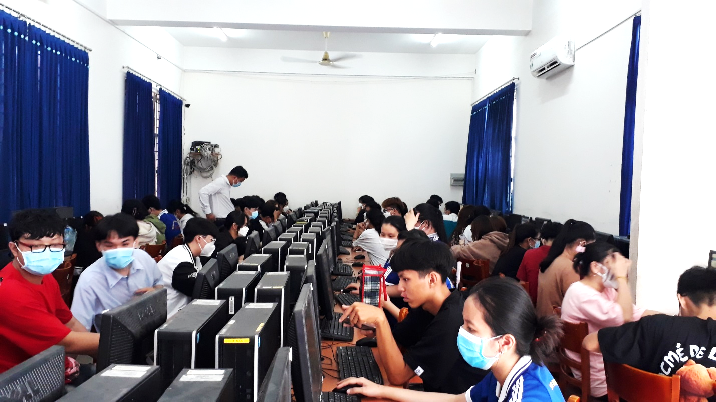 Đông đảo các bạn đoàn viên, sinh vên Trường DLA tham gia hội thi ngay tại Phòng máy trường