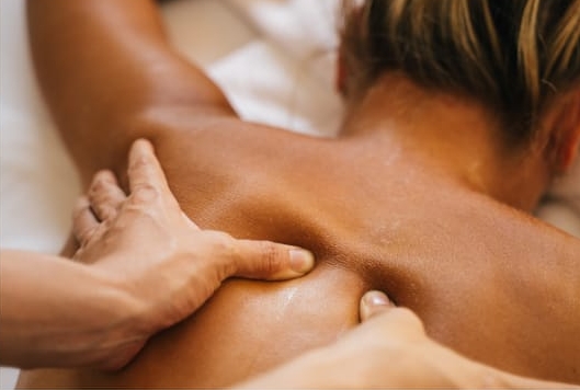 Pijat Deep Tissue tekanan dalam untuk relaksasi otot - Mosa Bali Massage