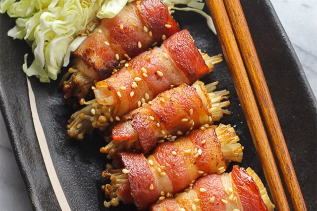 Ba Chỉ Cuộn Nấm Kim Châm Áp Chảo Giòn