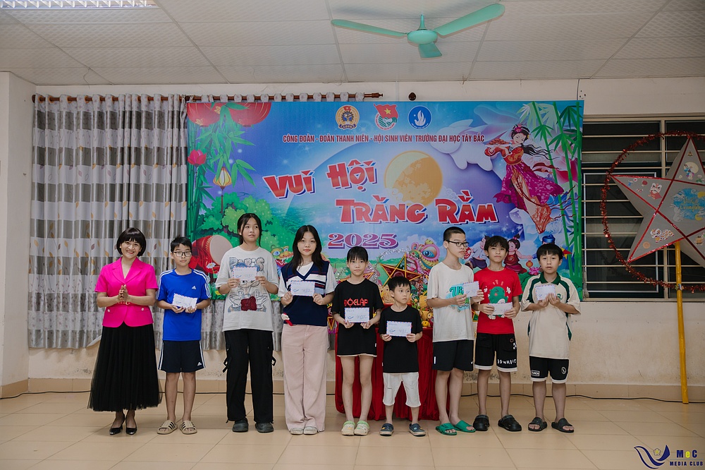 Tuổi trẻ Trường Đại học Tây Bắc tổ chức nhiều hoạt động trung thu ý nghĩa cho thiếu nhi