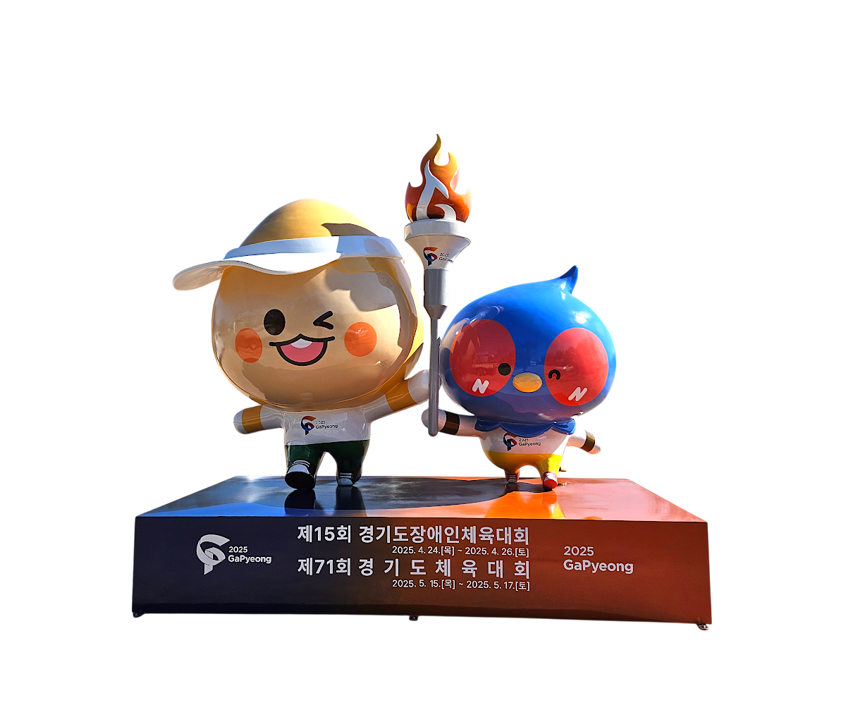 회사 앞 캐릭터 조형물 제작, 높이 3미터 규모로 키운 마스코트 캐릭터 조형물 2기를 하오팩토리가 성형·도색부터 기초 설치까지 맡아 진행한 제작 사례