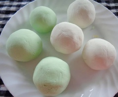 Lấy một cục bột bánh nếp nhỏ, vê tròn và ấn dẹp. Sau đó bạn cho viên nhân đậu xanh vào giữa miếng bột, bọc kín lại rồi vo tròn giống như làm như vo viên chè trôi nước. Tiếp đến nấu 1 nồi nước sôi, cho dĩa bánh vào, đậy nấp đun to lửa. Bánh bột nếp hấp 10 phút (tính từ nước sôi) là bánh chín.
