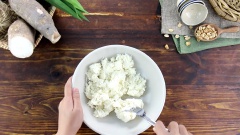 Khoai mì mua về bóc sạch vỏ ngâm trong nước cùng với một chút muối để khử độc khoai và làm cho khoai trắng hơn. Sau đó bào khoai thành những sợi nhỏ, vắt bỏ nước, lấy khoai mì.