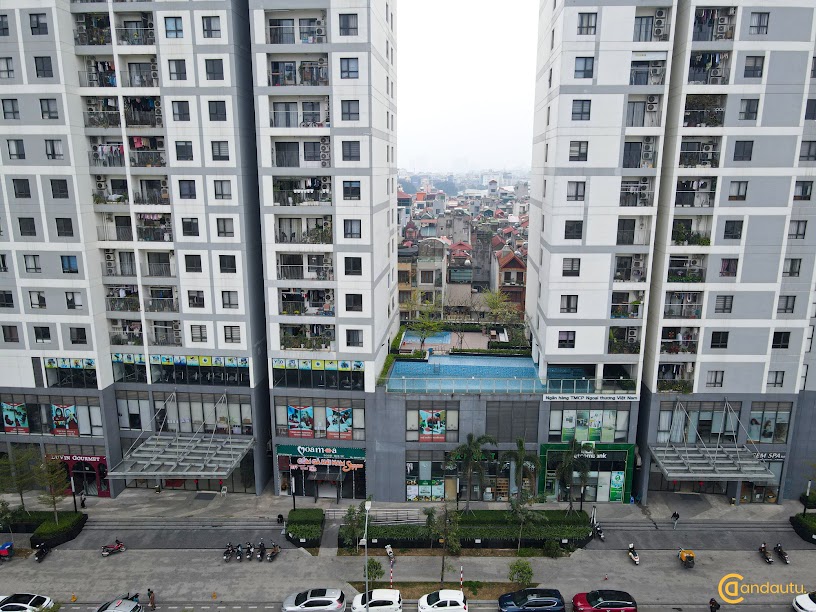 <p>Kosmo T&acirc;y Hồ c&oacute; tổng số 648 căn hộ từ 1 - 4 ph&ograve;ng ngủ với diện t&iacute;ch linh động từ 70 &ndash; 203 m2. Theo thiết kế, căn hộ c&oacute; ban c&ocirc;ng rộng, ph&ograve;ng chức năng như ph&ograve;ng kh&aacute;ch, ph&ograve;ng ngủ đều đ&oacute;n nắng v&agrave; &aacute;nh s&aacute;ng tự nhi&ecirc;n. Ban c&ocirc;ng được thiết kế tận dụng tối đa diện t&iacute;ch, ph&ograve;ng bếp lớn được đặt gần ban c&ocirc;ng. C&aacute;c ph&ograve;ng ngủ được thiết kế vu&ocirc;ng vắn, ấm c&uacute;ng v&agrave; khoa học.</p>
<p>Hệ thống nội thất được lắp đặt v&agrave; nhập khẩu từ nhiều quốc gia nổi tiếng tr&ecirc;n thế giới như &Uacute;c, Nhật, &Yacute;, Hoa Kỳ,&hellip; được ho&agrave;n thiện v&agrave; b&agrave;n giao cho gia chủ gồm: s&agrave;n sỗ, b&igrave;nh n&oacute;ng lạnh, điều h&ograve;a hai chiều, b&agrave;n ghế được đặt v&agrave; đ&oacute;ng tỉ mỉ trong từng g&oacute;c cạnh, thiết bị vệ sinh v&agrave; nh&agrave; bếp với men sứ cao cấp, tủ quần &aacute;o &acirc;m tường,...</p>