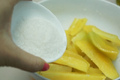 Cho khế ra bát, thêm muối, đường, và bột ớt vào. Tùy vào sở thích ăn chua cay và ngọt của từng người để gia giảm gia vị phù hợp.