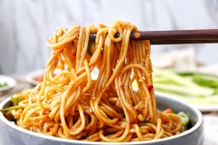 Mì trộn rau củ chua cay có sợi mì dai dai, ăn cùng dưa leo giòn mát, đậu phộng rang giòn béo,... đặc biệt quyện cùng hỗn hợp sốt trộn mì cay nồng, mặn béo thật đậm đà. Những ngày trời lạnh mà có được tô mì trộn cay ngon sốt dách thế này cho bữa sáng thì còn gì bằng nhỉ.