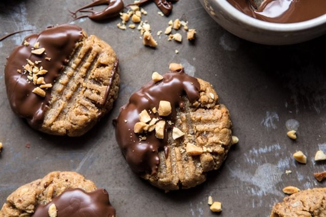 Bánh Cookie Bơ Đậu Phộng Nhúng Chocolate