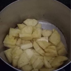 Cho nồi lên bếp, cho dầu ăn vào. Dầu nóng thì cho gốc hành đập dập vào phi thơm. Cho khóm vào đảo đều. Nêm hạt nêm, nước màu dừa, đường (tuỳ độ chua của khóm), nước mắm chay, muối. Cho thêm nửa chén nước lọc vào.