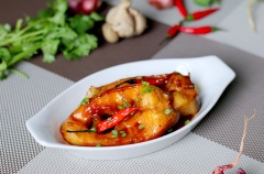 Khi cá chín múc ra đĩa tắt lửa rắc thêm ít tiêu. Dùng kèm với cơm nóng thật sự rất tuyệt.
