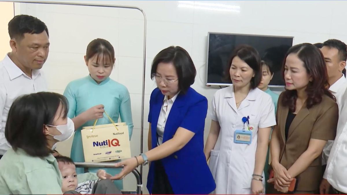 Hà Nội tặng quà cho bệnh nhân nhi - Đài Phát thanh và truyền hình Hà Nội