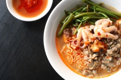 Mì ốc hến ăn nóng là ngon nhất, chan thêm chút nước me và ớt cay cay thì còn gì bằng.