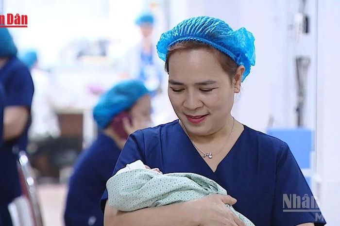 [Video] Đề xuất chi 1.800 tỷ đồng mỗi năm hỗ trợ người sinh đủ 2 con - Báo Nhân Dân