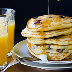 Vậy là chúng ta đã thực hiện xong món bánh pancake chanh việt quất rồi. Bạn thưởng thức bánh cùng các loại siro, mứt hoa quả yêu thích hay mật ong đều được nhé. Nếu đã quá ngán với các món ăn sáng thông thường, hãy thử ngay cách làm bánh pancake chanh việt quất này đổi vị cho cả nhà nha.