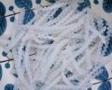 Chuối chín bỏ vỏ, bỏ các sợi gân --> cắt khoanh tròn dày khoảng 1,5cm.
- Cho chuối vào tô + chút muối + đường --> ướp khoảng 20 phút.
- Đậu phộng rang vàng, xát vỏ, giã dập.
- Bột báng, bột khoai rửa nhiều lần cho sạch --> ngâm nước khoảng 4h --> đổ ra rổ, để ráo.