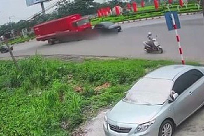 Tạt đầu ô tô con, người đi xe máy ngã xuống đường bị xe tải cán ở Phú Thọ - Báo Xây Dựng