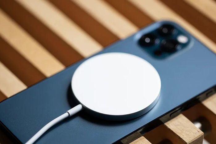 Có thể bạn phải cần mua MagSafe để cứu iPhone hết cạn pin - Báo Tri thức &amp; Cuộc sống