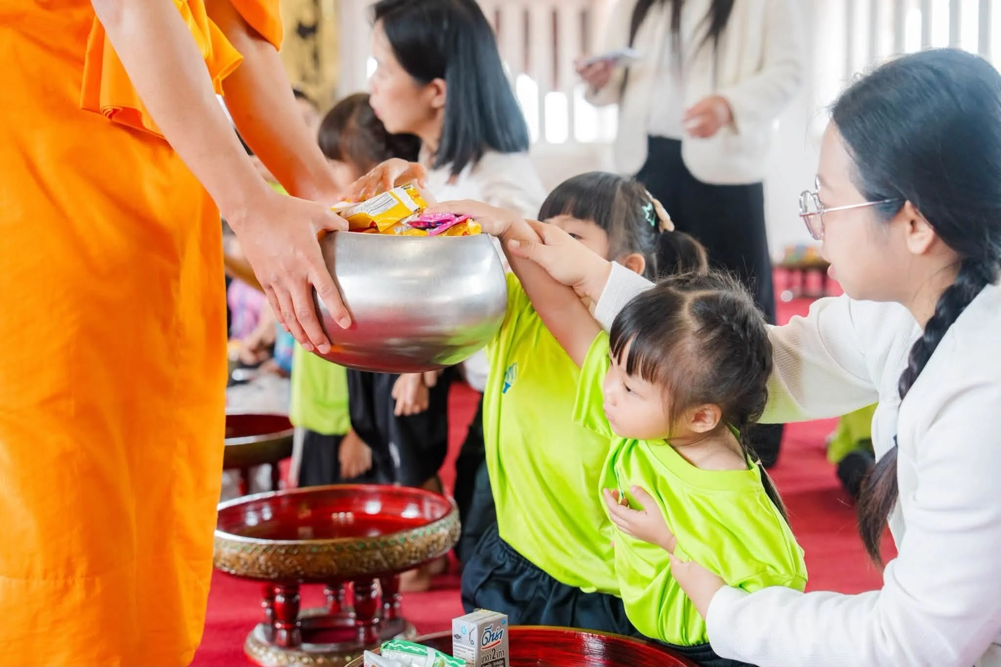 ภาพประกอบ ข่าวเกี่ยวกับนักเรียนตอนนี้มาแรง….เทศบาลตำบลบ่อหลวง โดยการนำของนายกเทศมนตรีประนอม  หล้าจู  ได้นำนักเรียนอนุบาล 9 โรงเรียน ในเขตตำบลบ่อหลวง มาทำกิจกรรมที่วัดบ้านขุน พระภิกษุ และพี่เ