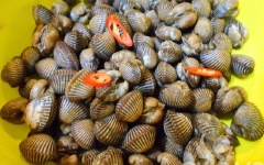 Sò huyết rửa sạch, ngâm trong nước có thêm ớt cắt nhỏ để sò nhả bớt cặn, đất. Sau đó, cho sò huyết vào nồi, luộc sơ đến khi sò hé miệng, tách lấy phần thịt sò huyết.