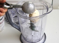 Đầu tiên, các bạn cho 10 viên đá vào máy xay sinh tố. Sau đó, thêm 1 viên kem vani, 240ml sữa trươi vào máy và 1 muỗng canh đường trắng vào.