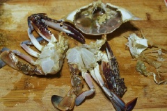 Ghẹ rửa sạch, gỡ mai ghẹ, loại bỏ những bột phần không ăn được như: ruột, chất nhầy, ... Chặt đôi phần mình ghẹ, rắc chút bột lên các bộ phận của ghẹ.