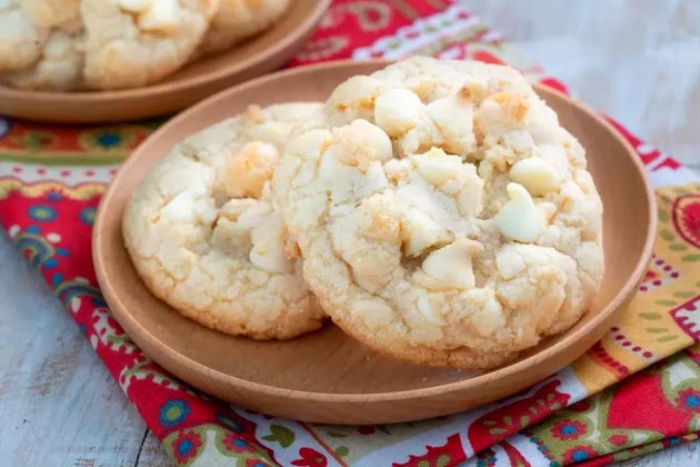 Biscotti al cioccolato bianco e noci di macadamia