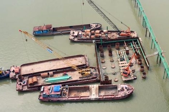 Đại công trường cầu Hồng Hà bứt tốc giữa sông Hồng - Báo Sức Khỏe &amp; Đời Sống