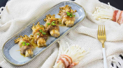Thịt ba chỉ cuộn nấm kim châm sốt với một hương vị đậm đà thấm vào từng thớ thịt và nấm giúp món ăn thêm ngon miệng, hấp dẫn hơn đấy. Chị em nhanh tay lưu ngay công thức lại nào.