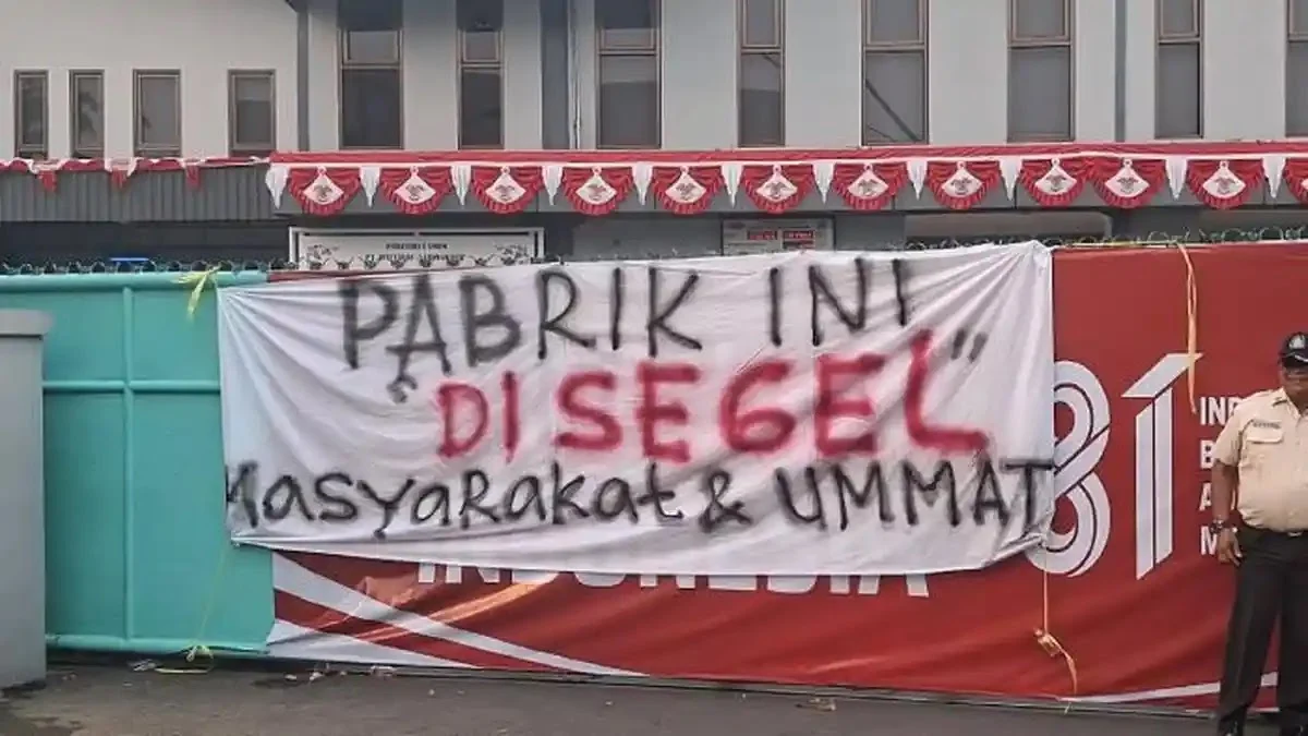Massa HMI MPO melakukan aksi unjuk rasa di depan Balai Kota Bogor untuk menuntut transparansi pejabat.