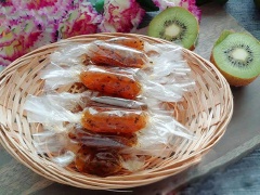 Kẹo kiwi có thể bảo quản trong ngăn mát tủ lạnh hay để nơi thoáng mát. Kẹo kiwi dẻo là thức quà ngọt ngọt, chua chua, thơm đặc trưng mùi vị kiwi. Đây hứa hẹn sẽ làm món ăn vặt nhâm nhi rất thú vị cho ngày Tết nguyên đán sắp đến.