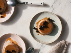 Khi ăn, bạn cho bánh flan lên phần caramel đã chuẩn bị, rưới trân châu đường đen lên và thưởng thức nhé. Hãy cảm nhận vị béo ngậy của bánh flan hòa quyện cùng chút đăng đắng của vị trà, lại còn được kết hợp cùng trân châu đường đen dẻo dai, ngọt dịu, thật sự rất tuyệt vời!