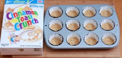 Cho bánh vào khuôn giấy cupcake. Dùng máy đánh trứng đánh bông kem phô mai trong khoảng 5 phút. Sau đó thêm đường và đánh đều trong khoảng 2 phút nữa là được. Tiếp đến thêm 1 quả trứng, 1 lòng đỏ trứng, vani lỏng cùng vỏ cam bào vào, đánh đều ở tốc độ vừa.