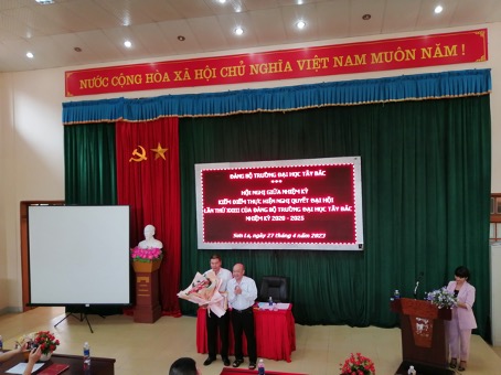 Hội nghị giữa nhiệm kỳ kiểm điểm thực hiện Nghị quyết Đại hội lần thứ XXIII của Đảng bộ Trường Đại học Tây Bắc nhiệm kỳ 2020 - 2025
