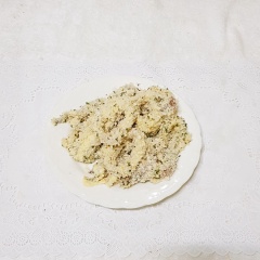 Nhúng mực đã cắt vào hỗn hợp bột ướt, sau đó lăn qua đĩa bột chiên xù cho áo đều.
