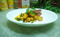 Gnocchi bí đỏ có thể làm từ hôm trước đặt trong ngăn đông, đến sáng mới bắt đầu áp chảo và thêm các phụ liệu cho cả gia đình bữa sáng mới lạ thơm ngon đấy.
